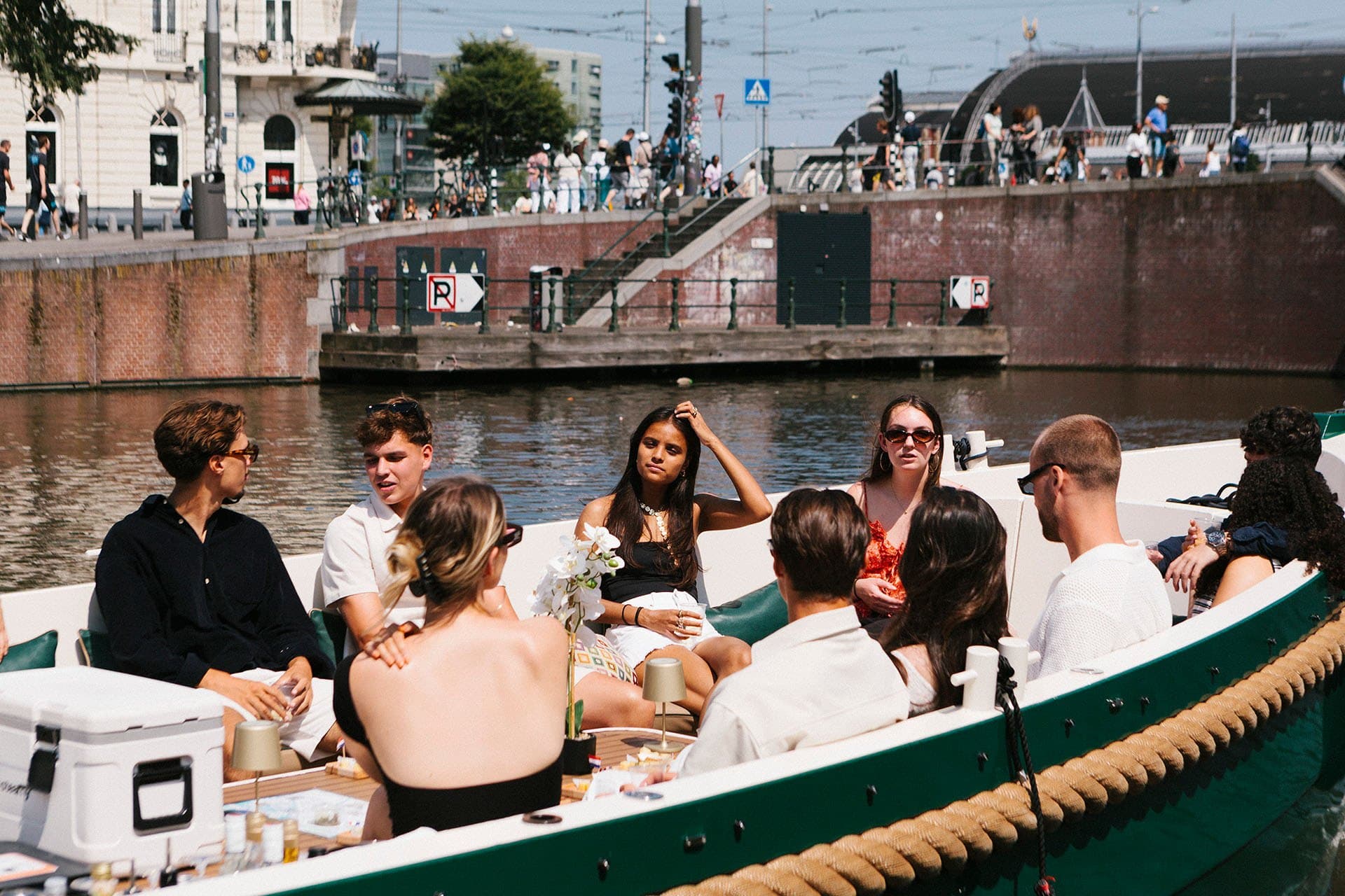 vieren op een boot in amsterdam