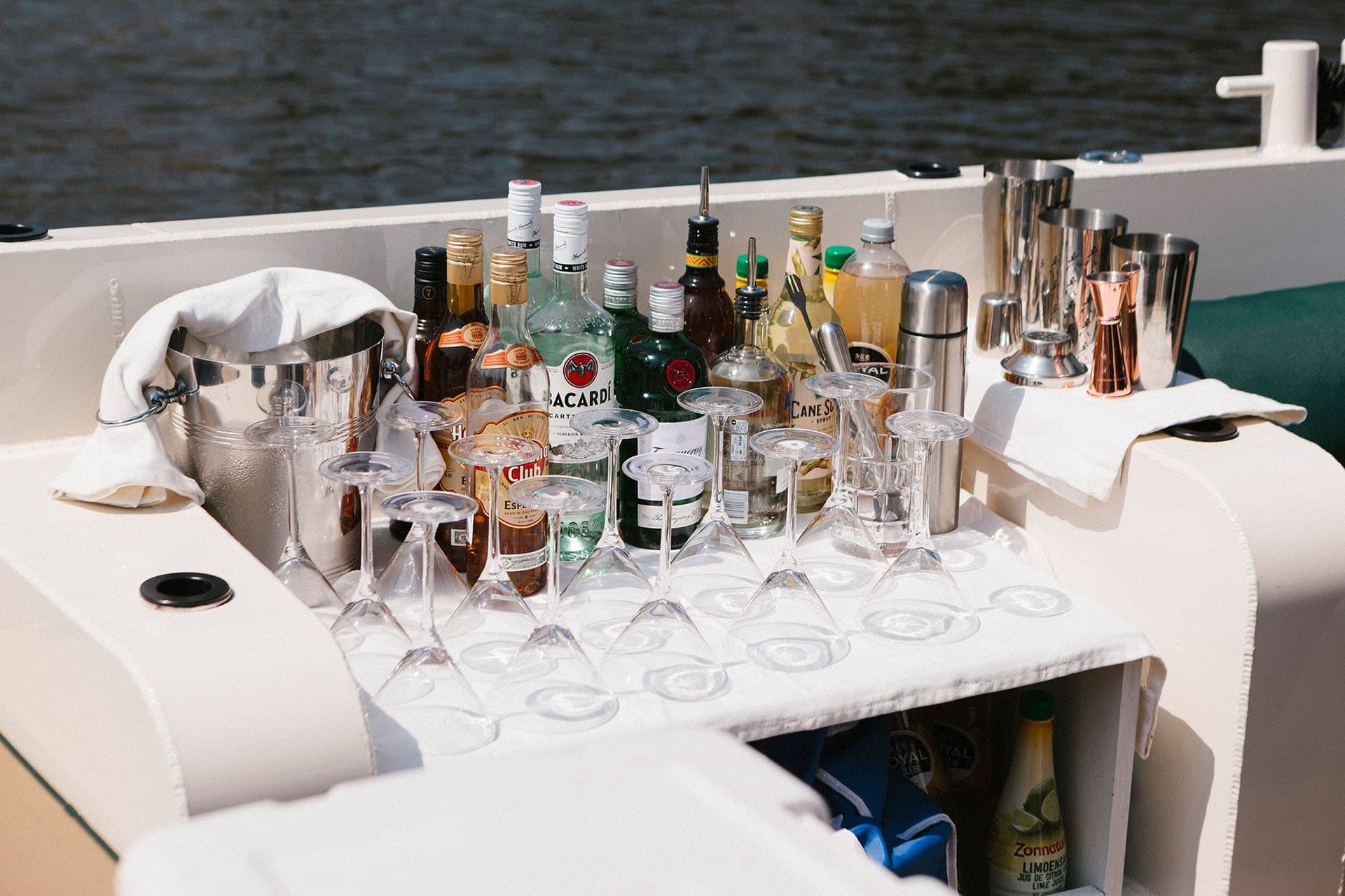 cocktails drinken op een boot in amsterdam