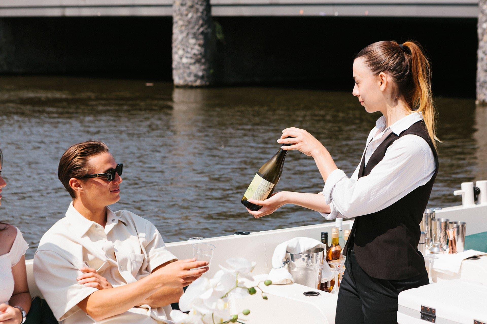 boot met wijn boeken amsterdam