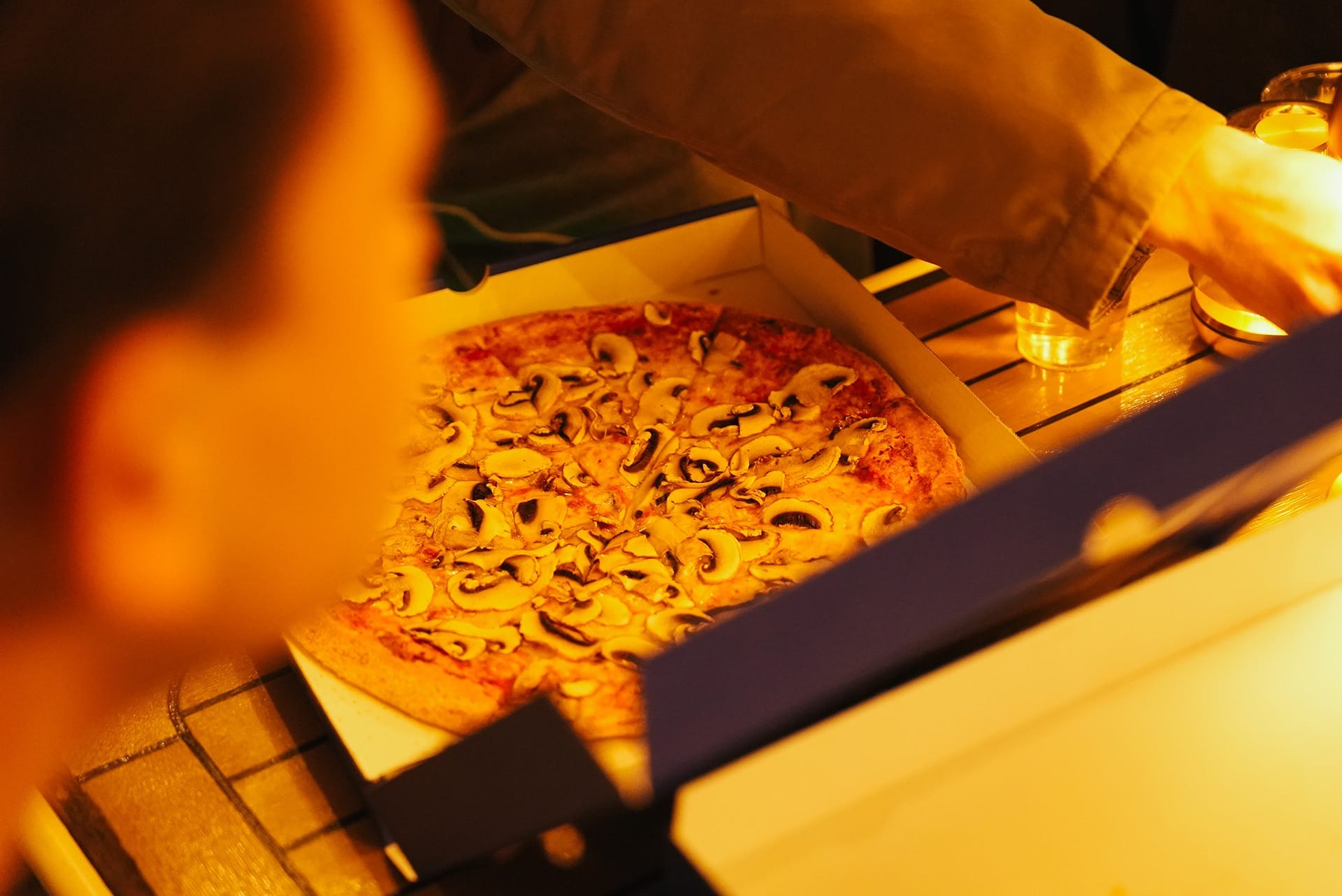 pizza eten op een boot in amsterdam