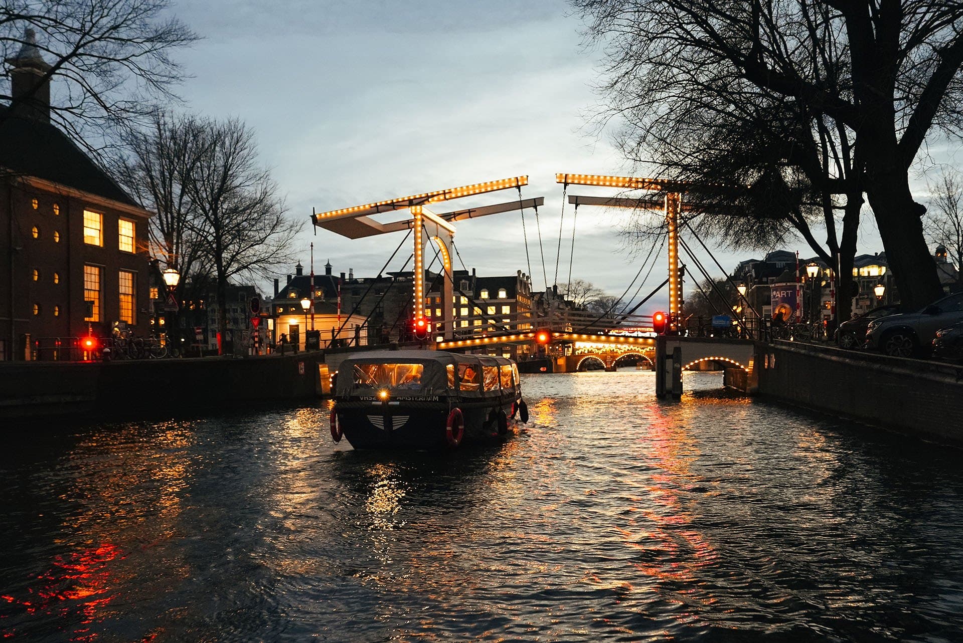 privé boot met pizza in amsterdam